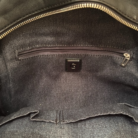 Guess Small backpack barely used - Picture 4 of 5